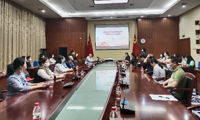 图为广西民族博物馆党委书记吴伟镔在作深入学习贯彻党的二十大专题讲座